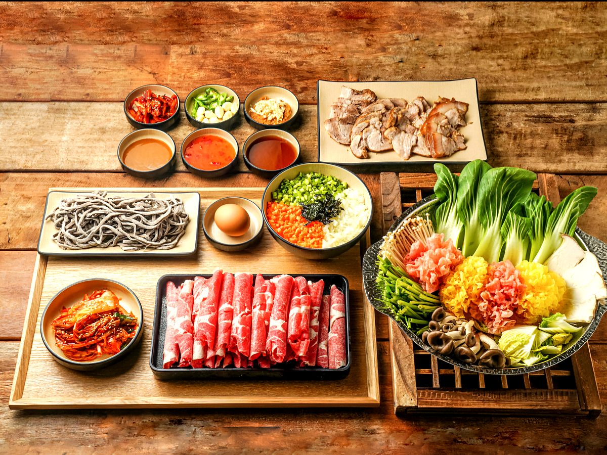 해주옥 안산본점 갓 삶은 황기수육 + 메밀샤브칼국수 한상 차림